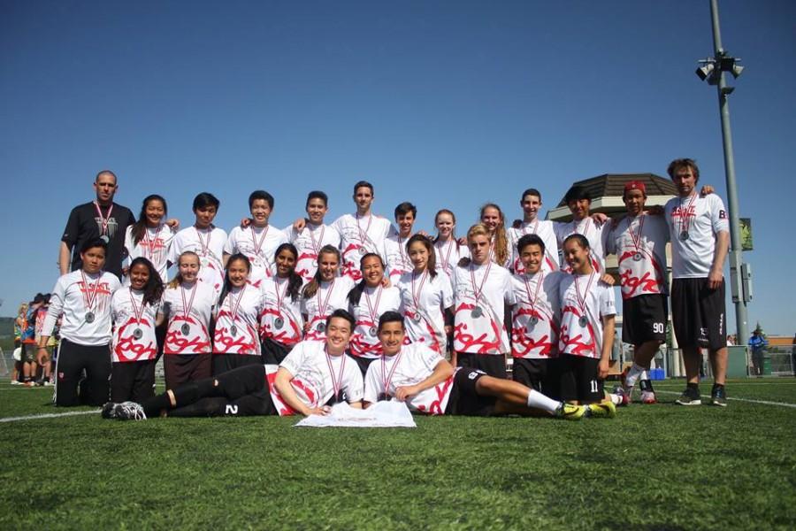 the Tight Varisty ultimate team takes a group photo after their second place finish at the Canadian High School Ultimate Championships. 