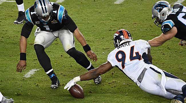 Demarcus Ware (94) recovering the fumble in the 4th quarter.