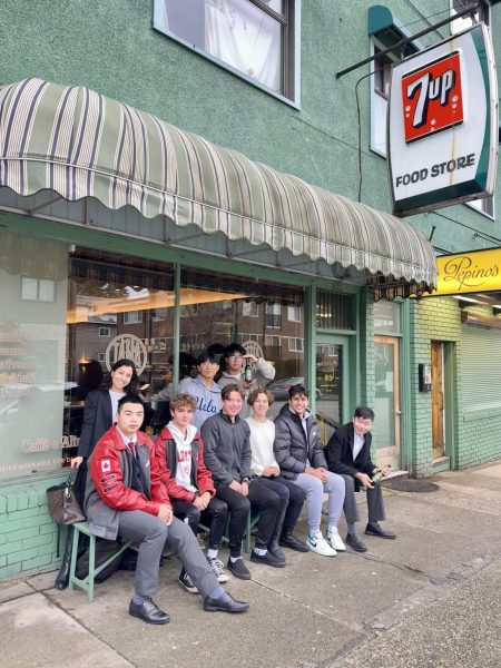 The Journalism 12 class in front of La Caffe Tana