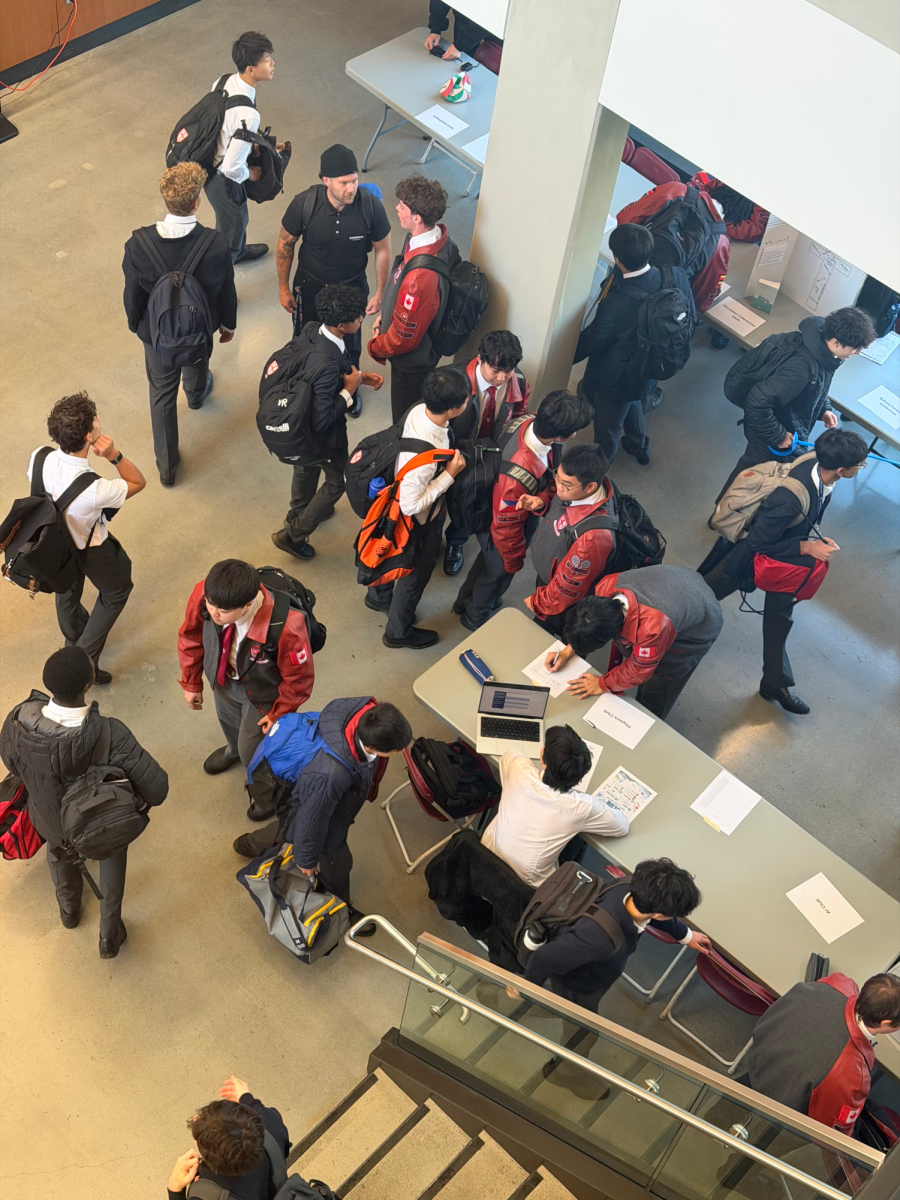 Students crowd the Brown Atrium during the Clubs Fair on Thursday, October 15.