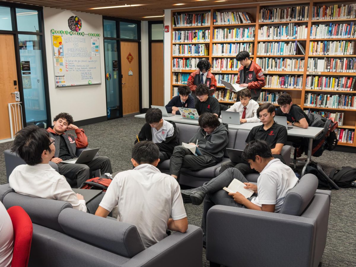 Students work in a crowded Learning Commons during lunchtime under the Senior School’s new technology policy.